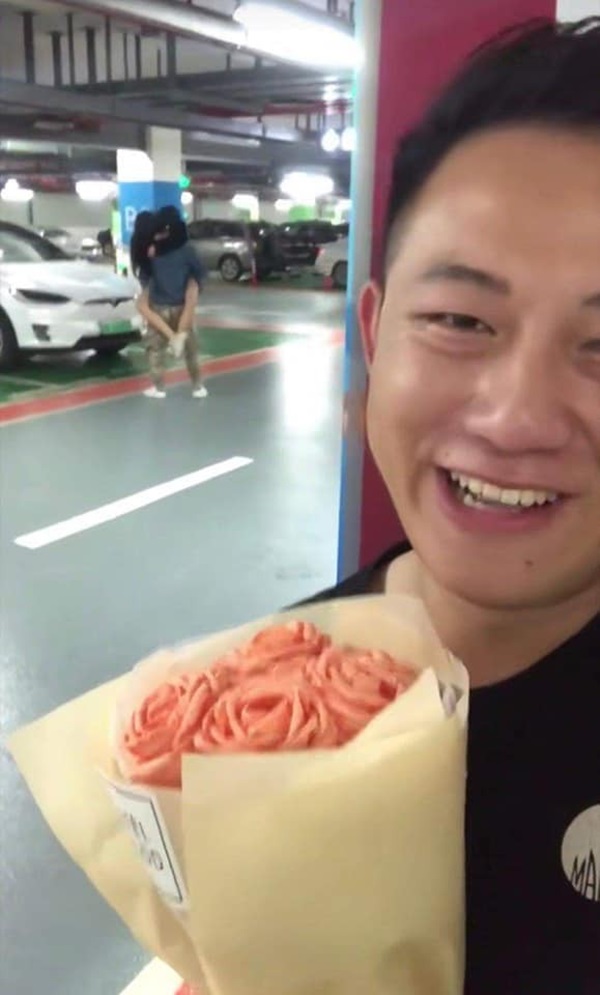 Đến tặng quà sinh nhật cho bạn gái, thanh niên bất ngờ được tặng ngược trong hầm gửi xe-3