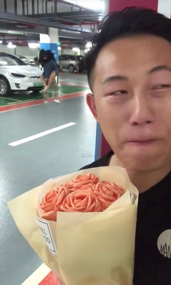 Đến tặng quà sinh nhật cho bạn gái, thanh niên bất ngờ được tặng ngược trong hầm gửi xe-4
