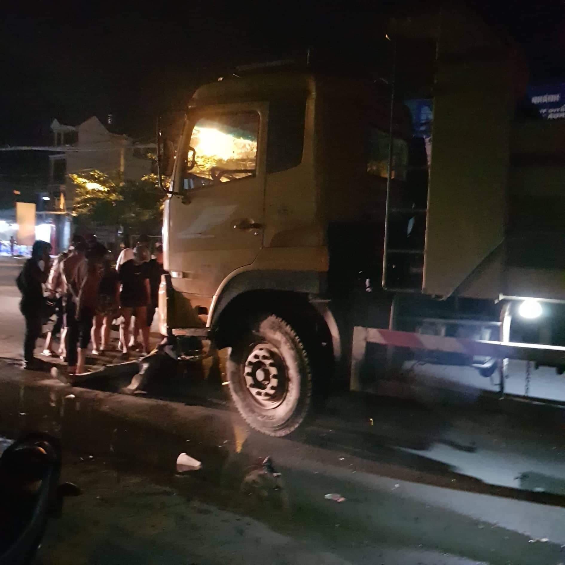 Cô gái trẻ chết thảm dưới gầm xe ben giữa đêm khuya-1