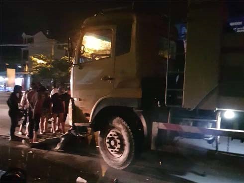 Cô gái trẻ chết thảm dưới gầm xe ben giữa đêm khuya