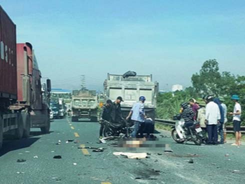 Hà Nam: Va chạm với xe tải ngã xuống đường, 2 người bị ô tô cán tử vong thi thể không còn nguyên vẹn