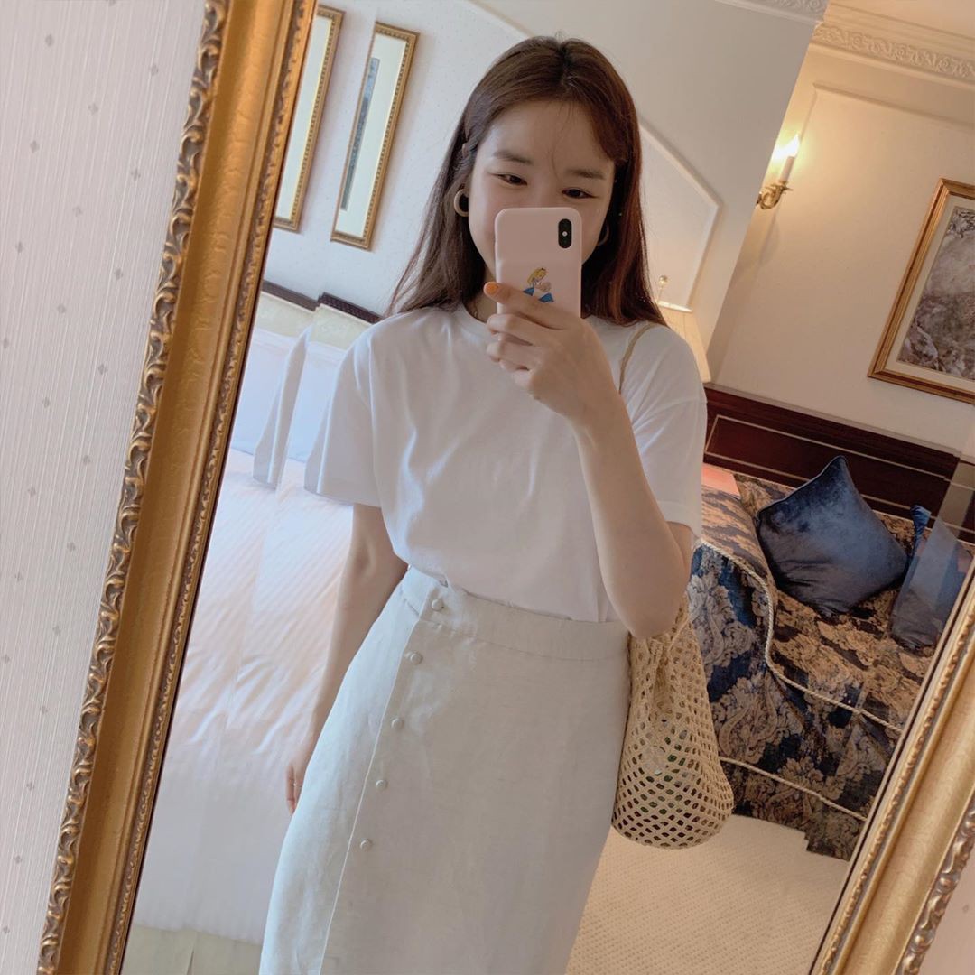 Nóng thế này cứ diện cả cây trắng là vừa mát lại vừa sang, và đây là 12 gợi ý đẹp tuyệt dành cho bạn-4