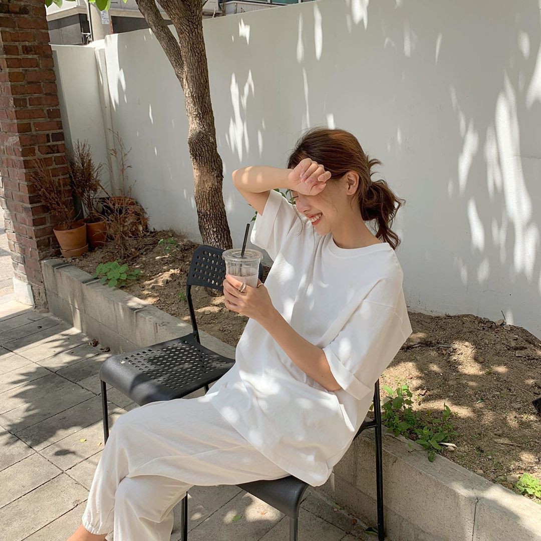 Nóng thế này cứ diện cả cây trắng là vừa mát lại vừa sang, và đây là 12 gợi ý đẹp tuyệt dành cho bạn-7