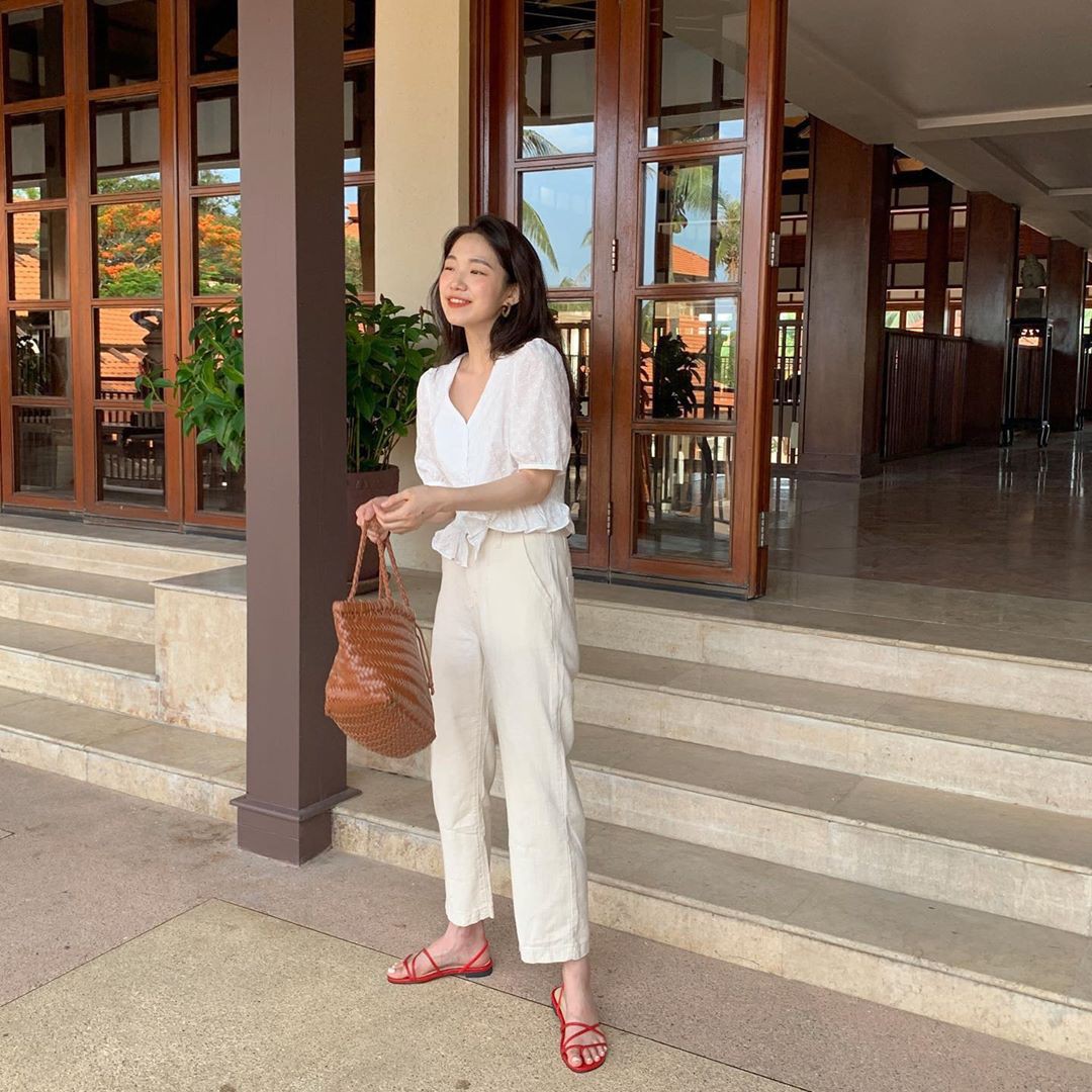 Nóng thế này cứ diện cả cây trắng là vừa mát lại vừa sang, và đây là 12 gợi ý đẹp tuyệt dành cho bạn-12