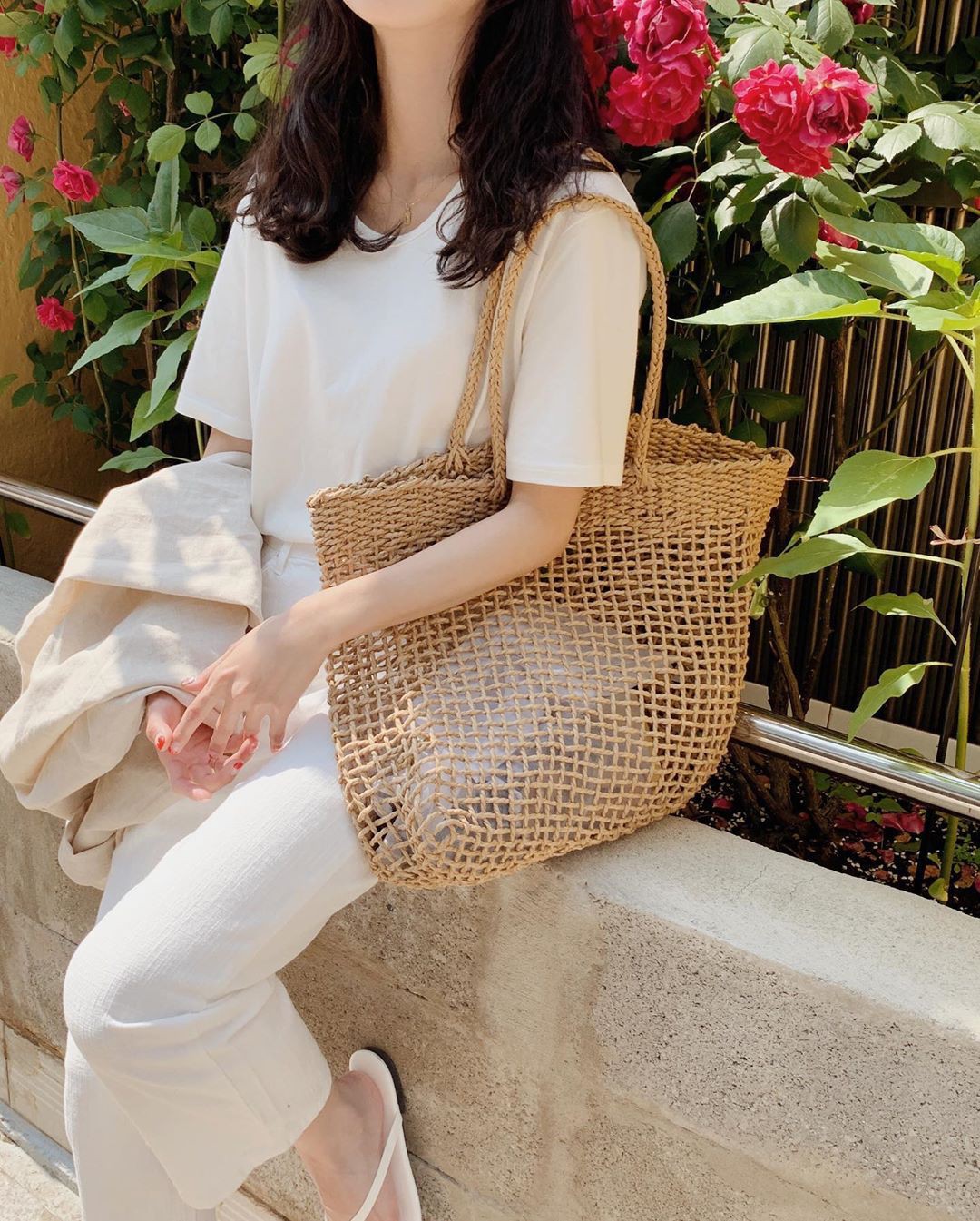 Nóng thế này cứ diện cả cây trắng là vừa mát lại vừa sang, và đây là 12 gợi ý đẹp tuyệt dành cho bạn-13