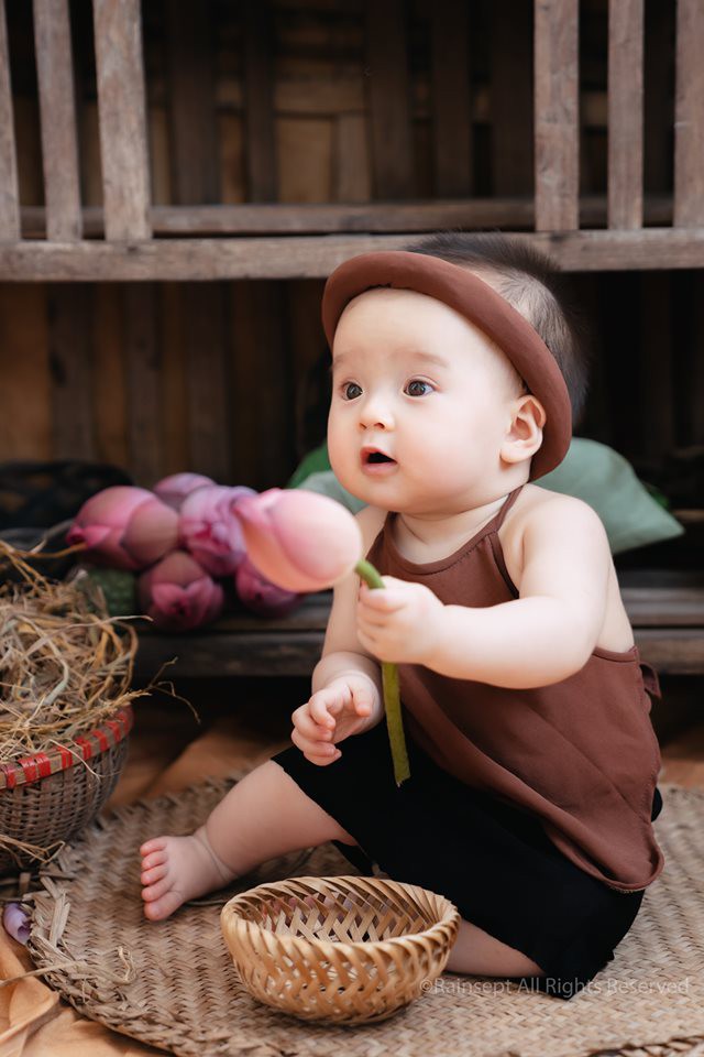 Giữa cơn bão tranh cãi về trào lưu chụp ảnh ở hồ sen, bộ ảnh em bé với hoa sen trong trẻo khiến các mẹ mê mẩn-5
