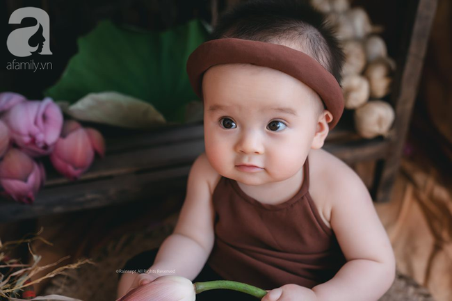 Giữa cơn bão tranh cãi về trào lưu chụp ảnh ở hồ sen, bộ ảnh em bé với hoa sen trong trẻo khiến các mẹ mê mẩn-2