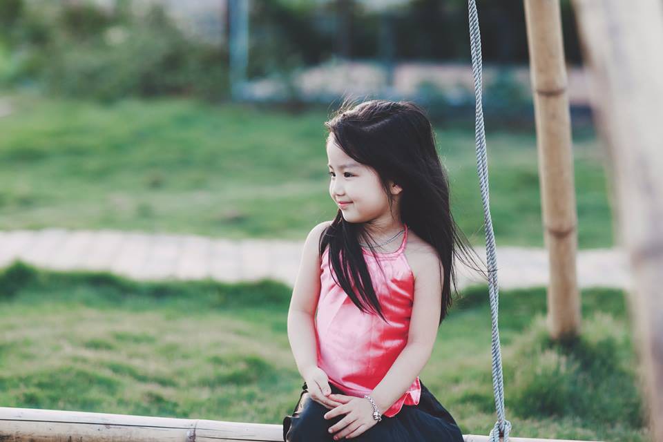 Giữa cơn bão tranh cãi về trào lưu chụp ảnh ở hồ sen, bộ ảnh em bé với hoa sen trong trẻo khiến các mẹ mê mẩn-6