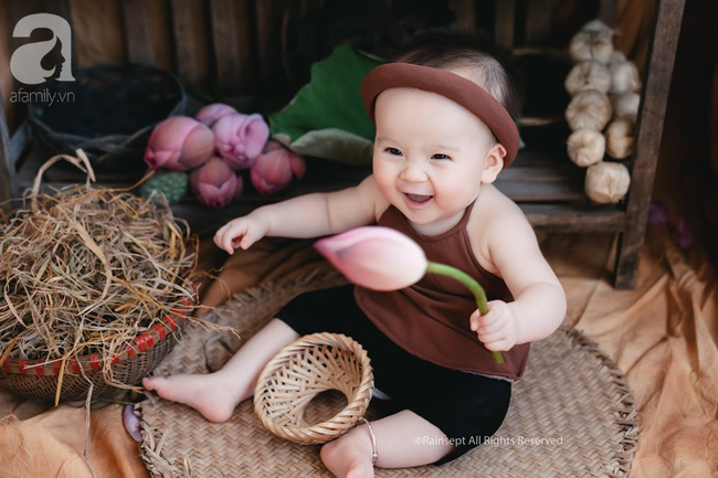 Giữa cơn bão tranh cãi về trào lưu chụp ảnh ở hồ sen, bộ ảnh em bé với hoa sen trong trẻo khiến các mẹ mê mẩn-3