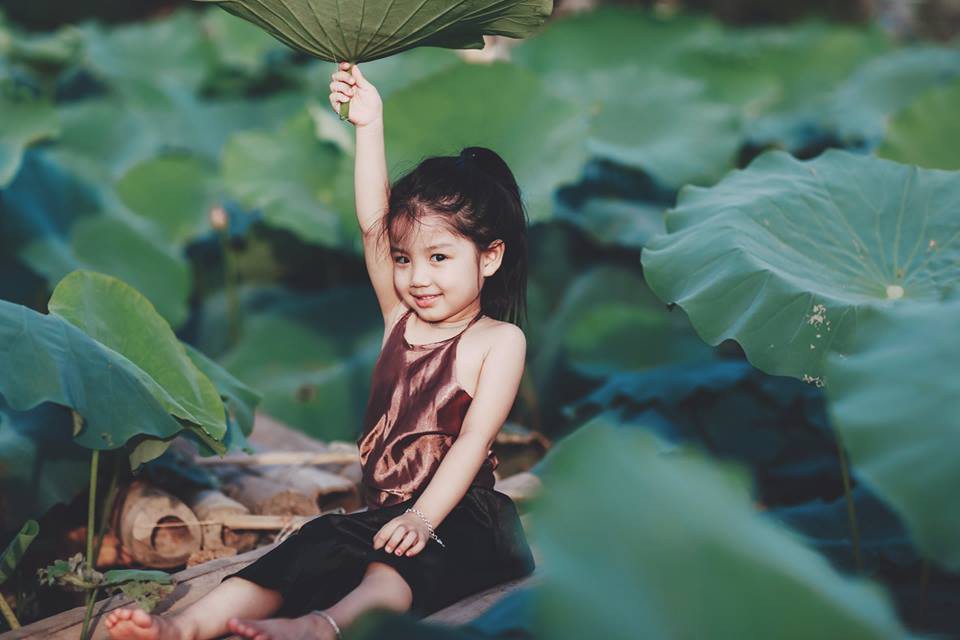 Giữa cơn bão tranh cãi về trào lưu chụp ảnh ở hồ sen, bộ ảnh em bé với hoa sen trong trẻo khiến các mẹ mê mẩn-13