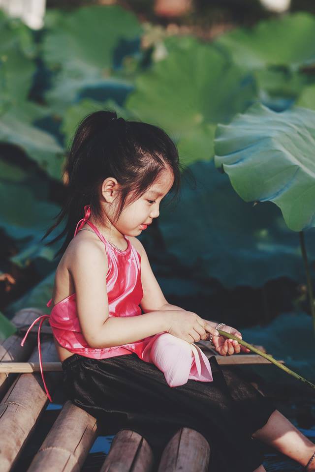 Giữa cơn bão tranh cãi về trào lưu chụp ảnh ở hồ sen, bộ ảnh em bé với hoa sen trong trẻo khiến các mẹ mê mẩn-14