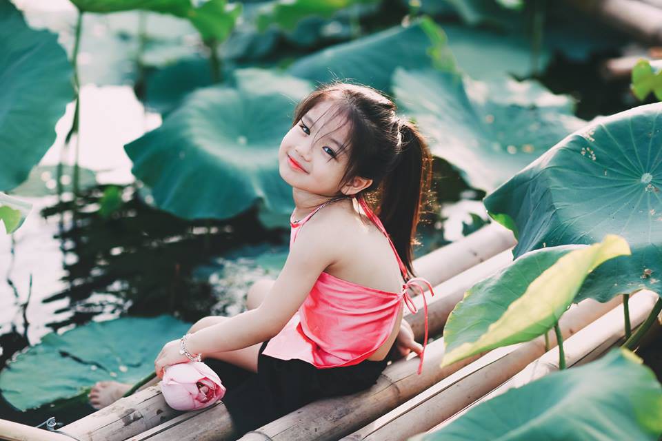 Giữa cơn bão tranh cãi về trào lưu chụp ảnh ở hồ sen, bộ ảnh em bé với hoa sen trong trẻo khiến các mẹ mê mẩn-15