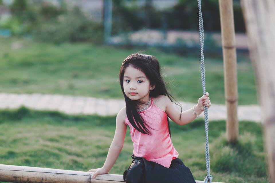 Giữa cơn bão tranh cãi về trào lưu chụp ảnh ở hồ sen, bộ ảnh em bé với hoa sen trong trẻo khiến các mẹ mê mẩn-8