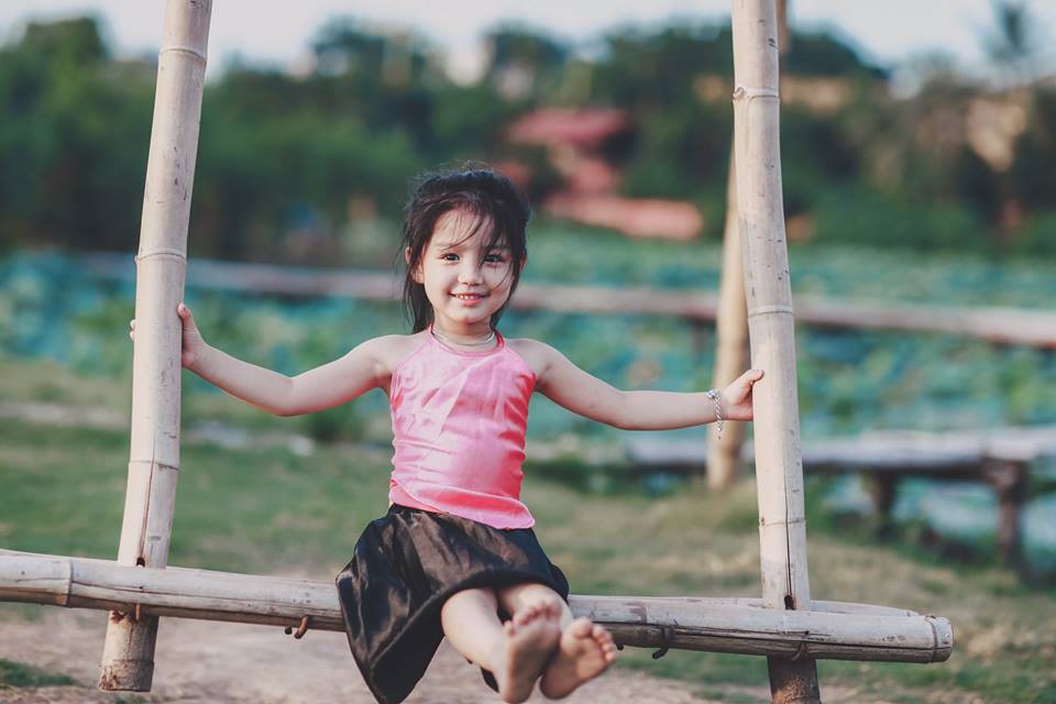 Giữa cơn bão tranh cãi về trào lưu chụp ảnh ở hồ sen, bộ ảnh em bé với hoa sen trong trẻo khiến các mẹ mê mẩn-9