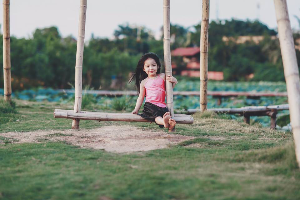 Giữa cơn bão tranh cãi về trào lưu chụp ảnh ở hồ sen, bộ ảnh em bé với hoa sen trong trẻo khiến các mẹ mê mẩn-10