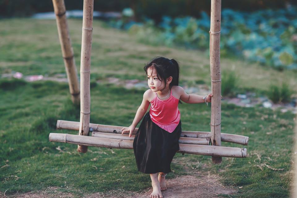 Giữa cơn bão tranh cãi về trào lưu chụp ảnh ở hồ sen, bộ ảnh em bé với hoa sen trong trẻo khiến các mẹ mê mẩn-11