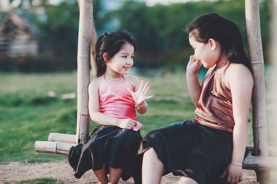 Giữa cơn bão tranh cãi về trào lưu chụp ảnh ở hồ sen, bộ ảnh em bé với hoa sen trong trẻo khiến các mẹ mê mẩn-12