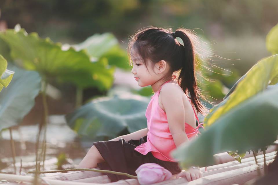 Giữa cơn bão tranh cãi về trào lưu chụp ảnh ở hồ sen, bộ ảnh em bé với hoa sen trong trẻo khiến các mẹ mê mẩn-16