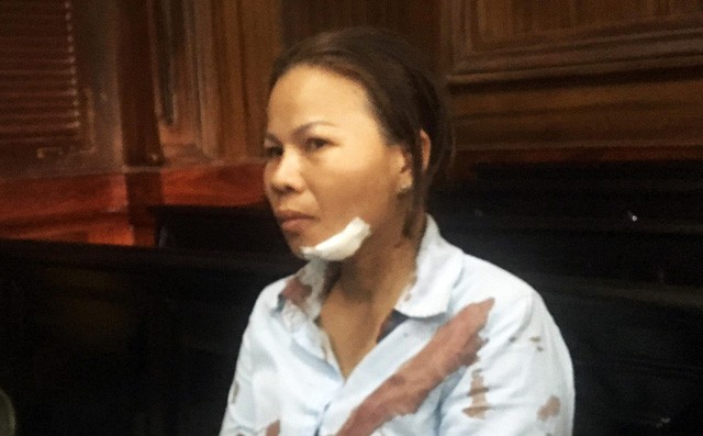 Vợ bị cáo bị người thân nạn nhân đánh chảy máu đầu giữa phiên xử-1