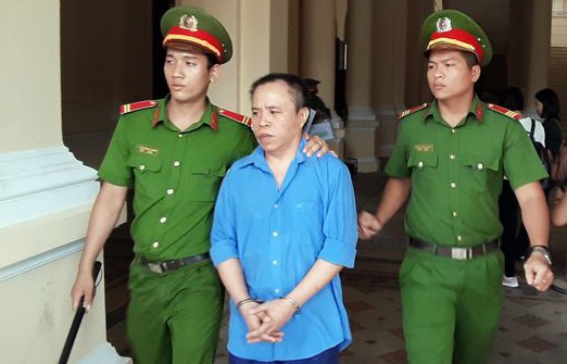 Vợ bị cáo bị người thân nạn nhân đánh chảy máu đầu giữa phiên xử-2