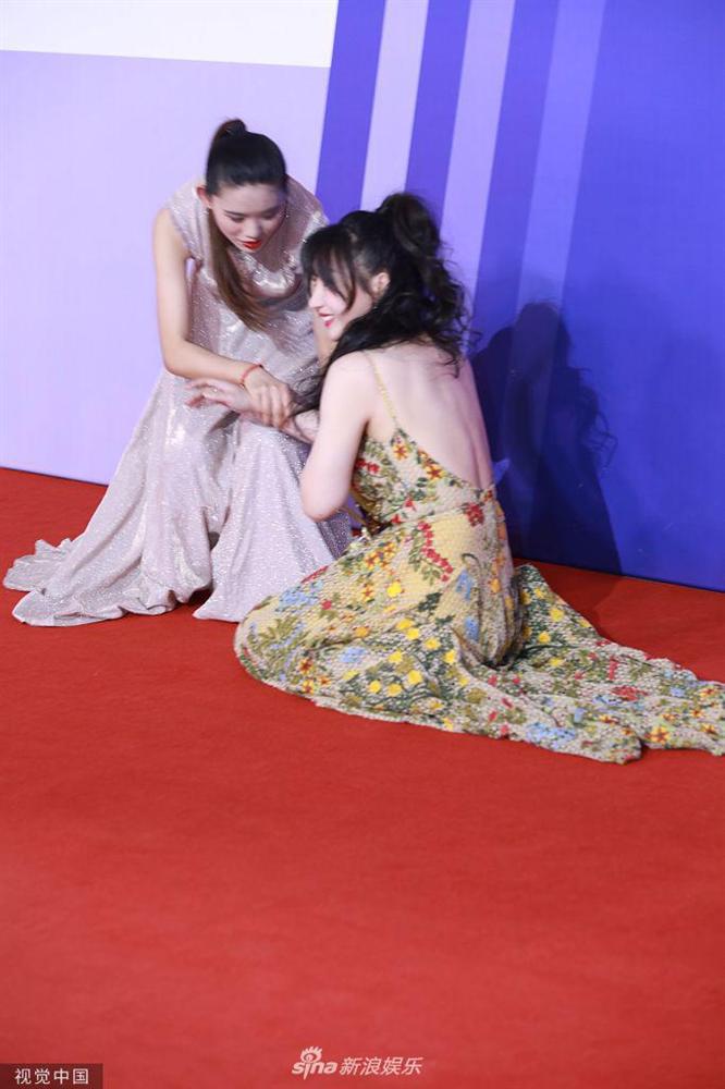 LỊCH SỬ LẶP LẠI: Liễu Nham vồ ếch trên thảm đỏ sau cú ngã chình ình bàn tọa trước ống kính cách đây 7 năm-4