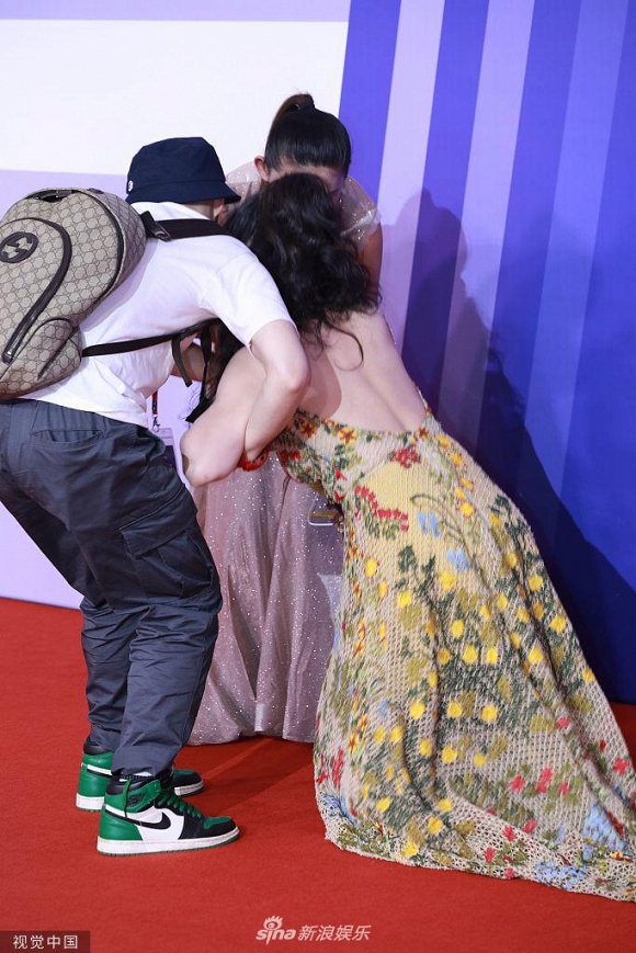 LỊCH SỬ LẶP LẠI: Liễu Nham vồ ếch trên thảm đỏ sau cú ngã chình ình bàn tọa trước ống kính cách đây 7 năm-5