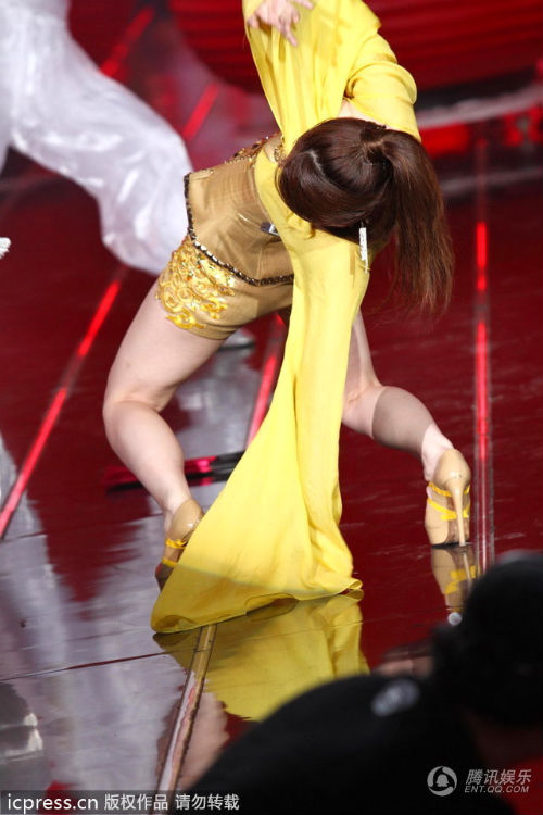 LỊCH SỬ LẶP LẠI: Liễu Nham vồ ếch trên thảm đỏ sau cú ngã chình ình bàn tọa trước ống kính cách đây 7 năm-7