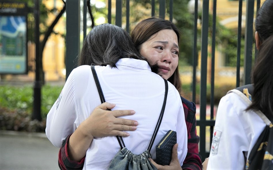 Phụ huynh có con thi vào lớp 10: Con chạy vào ôm mẹ ngủ, nhưng mẹ vội nhắc con không học à?-1