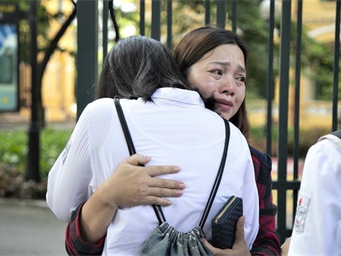Phụ huynh có con thi vào lớp 10: Con chạy vào ôm mẹ ngủ, nhưng mẹ vội nhắc 'con không học à?'