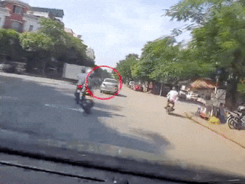 CLIP: Bị kẹt giữa xe tải và ô tô con, người đàn ông đi xe máy thoát ở vị trí không ngờ