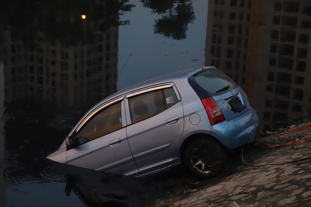 Đứng kín bờ Tô Lịch xem giải cứu xế hộp lao xuống sông-1