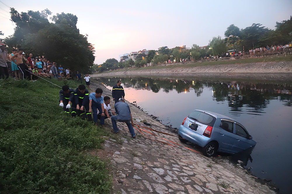 Đứng kín bờ Tô Lịch xem giải cứu xế hộp lao xuống sông-5