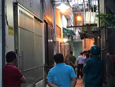 Chồng phát hiện vợ cùng 6 cháu nhỏ ngạt thở trong nhà, một bé gái 8 tuổi đã chết