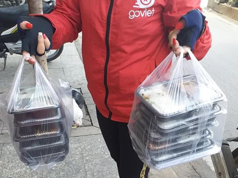 Đi mua nước cho khách, shipper Việt bị CEO Nhật khinh thường chỉ vì trông bẩn bẩn, làm mất không khí sang trọng ở Starbucks-4