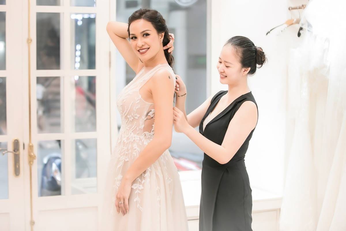 Chồng Tây khen Phương Mai sexy khi thử váy cưới-1