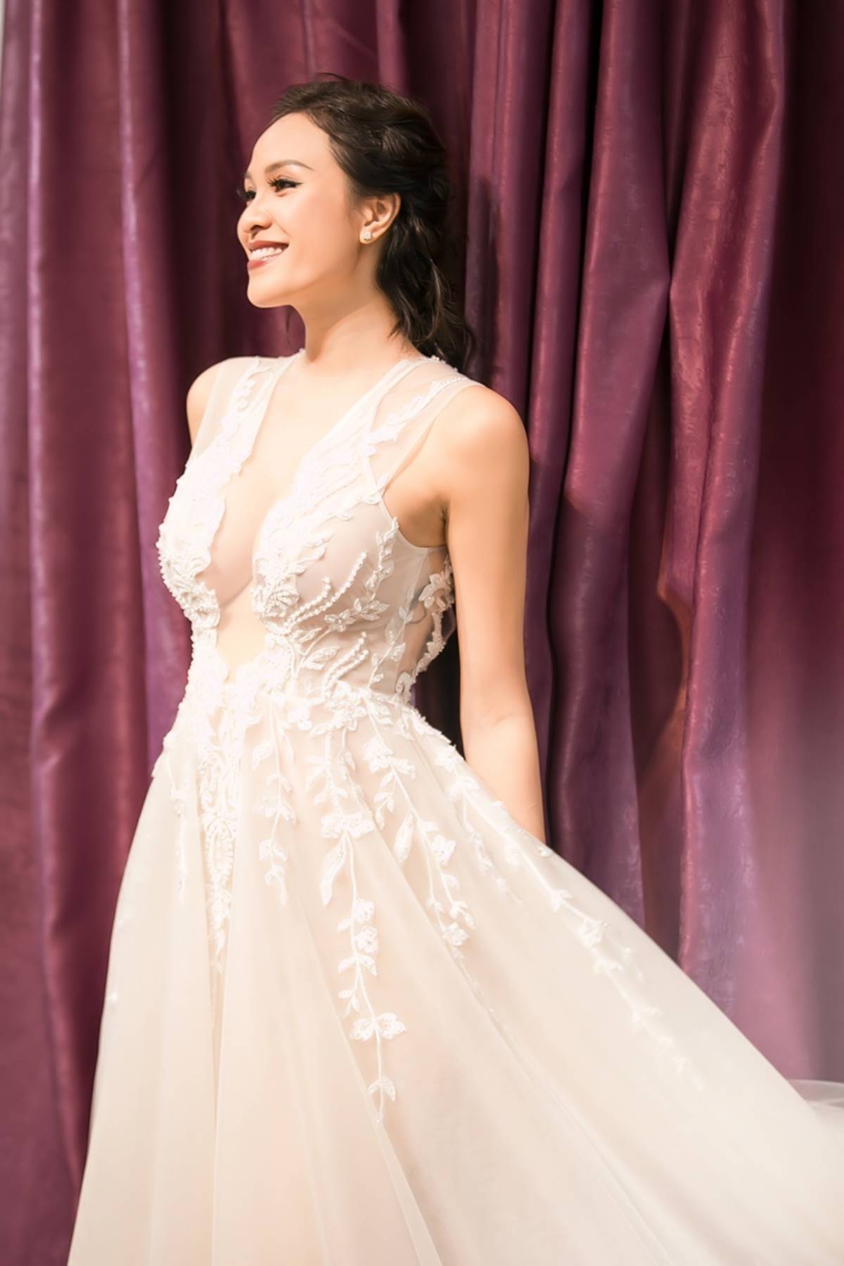 Chồng Tây khen Phương Mai sexy khi thử váy cưới-2