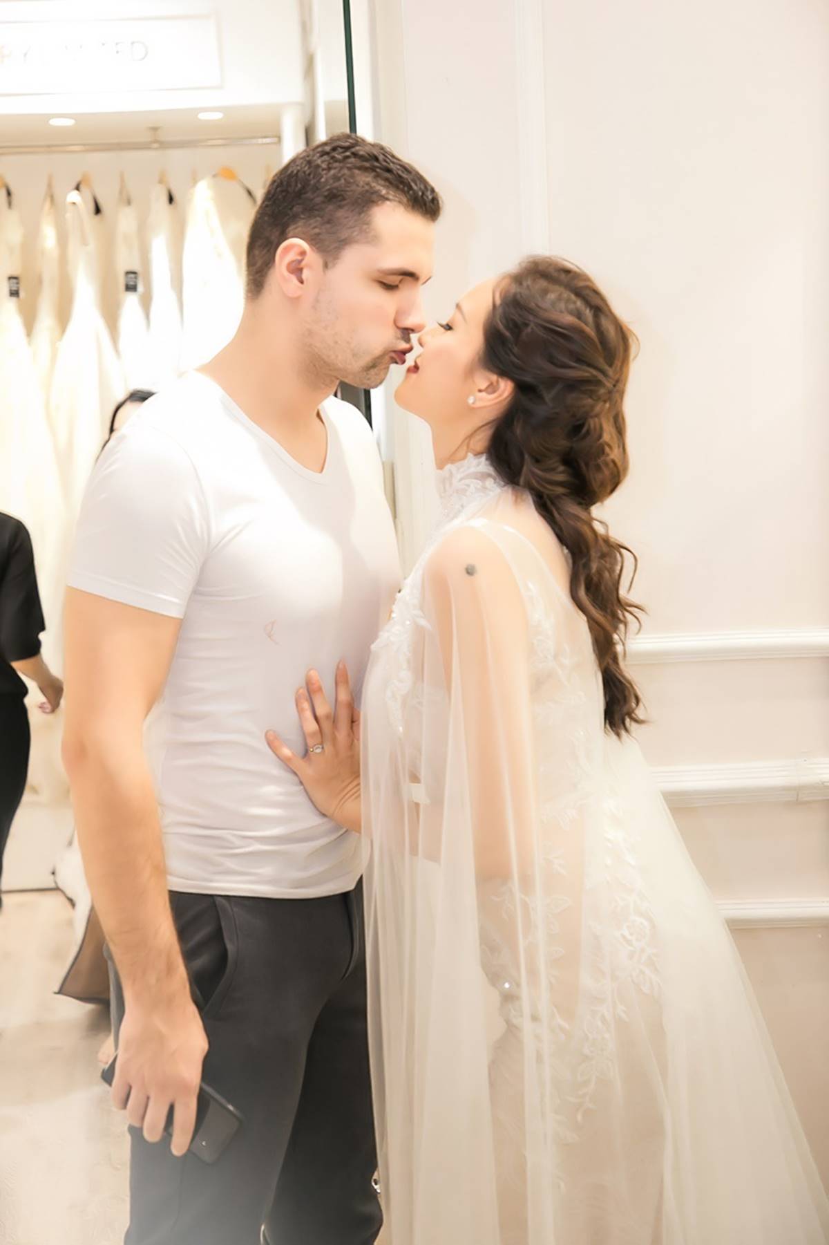 Chồng Tây khen Phương Mai sexy khi thử váy cưới-9