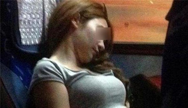 Thấy môi ướt khi đang ngủ say trên tàu, cô gái tỉnh dậy phát hiện điều kinh hãi-1