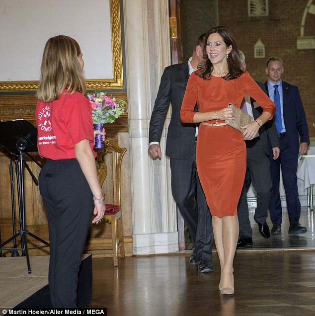 Công nương Mary của Hoàng gia Đan Mạch: Đánh bại Kate Middleton để trở thành người phụ nữ mặc đẹp nhất thế giới-8