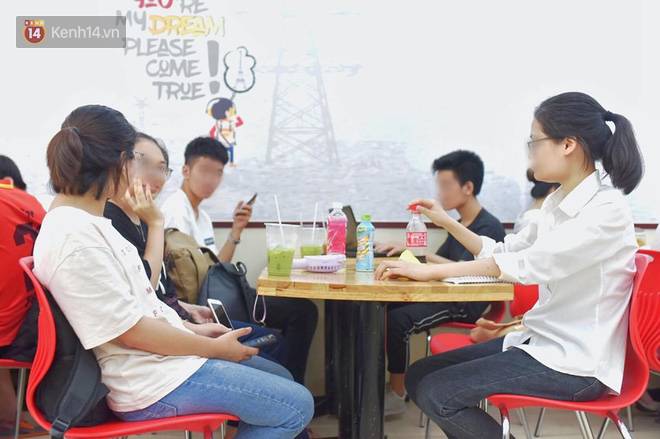 Hình ảnh xấu xí của sinh viên tại các cửa hàng tiện lợi mùa nóng: Chen chúc nhau ngồi lỳ từ sáng đến khuya, xả rất nhiều rác thải nhựa-4