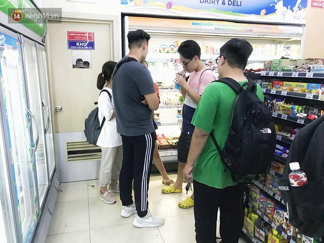 Hình ảnh xấu xí của sinh viên tại các cửa hàng tiện lợi mùa nóng: Chen chúc nhau ngồi lỳ từ sáng đến khuya, xả rất nhiều rác thải nhựa-11