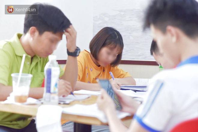 Hình ảnh xấu xí của sinh viên tại các cửa hàng tiện lợi mùa nóng: Chen chúc nhau ngồi lỳ từ sáng đến khuya, xả rất nhiều rác thải nhựa-5