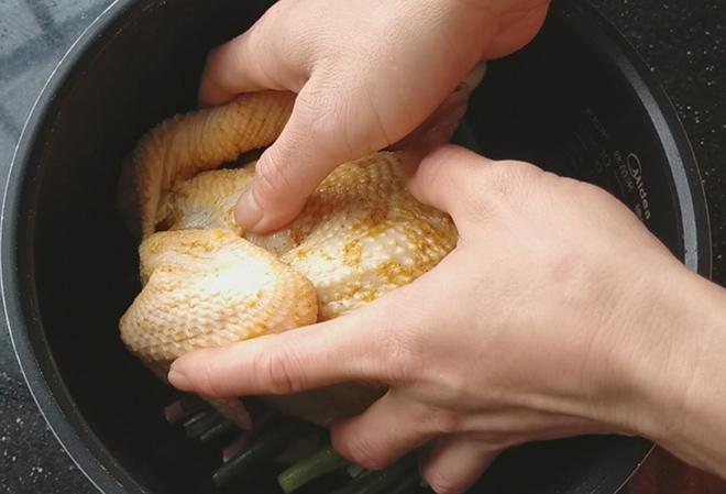 Thả con gà vào nồi cơm điện, 40 phút sau cả nhà được ăn món ngon chưa từng thấy-4