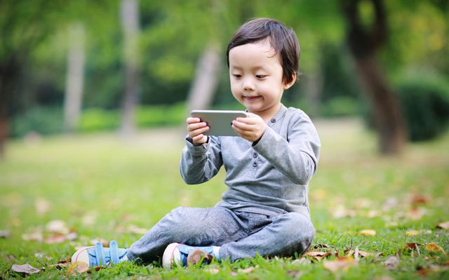 Bé gái 2 tuổi bị cận thị nặng vì cha mẹ cho xem smartphone quá nhiều-1