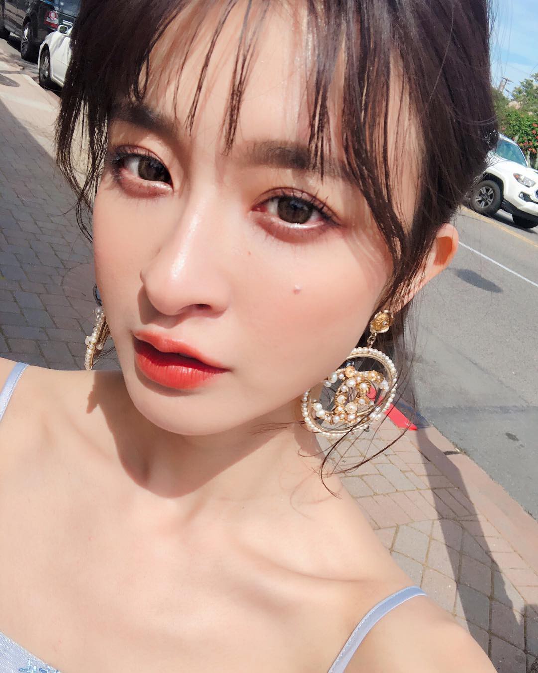 Chị em mà quên thao tác nhỏ xíu này trước khi thoa kem chống nắng, hiệu quả chống lão hóa sẽ giảm hẳn-1