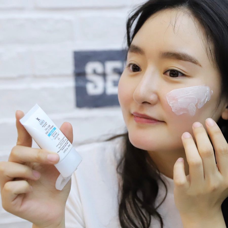 Chị em mà quên thao tác nhỏ xíu này trước khi thoa kem chống nắng, hiệu quả chống lão hóa sẽ giảm hẳn-3