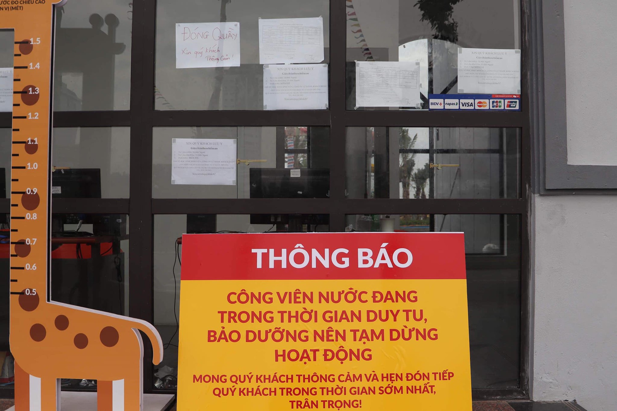 Công viên nước Thanh Hà tạm dừng hoạt động sau sự cố bé trai đuối nước, nhiều gia đình từ xa đến đành quay về-1