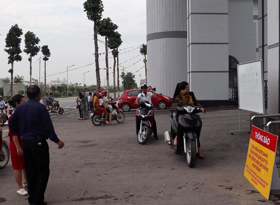 Công viên nước Thanh Hà tạm dừng hoạt động sau sự cố bé trai đuối nước, nhiều gia đình từ xa đến đành quay về-2