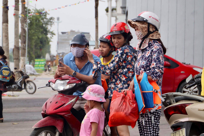 Công viên nước Thanh Hà tạm dừng hoạt động sau sự cố bé trai đuối nước, nhiều gia đình từ xa đến đành quay về-3