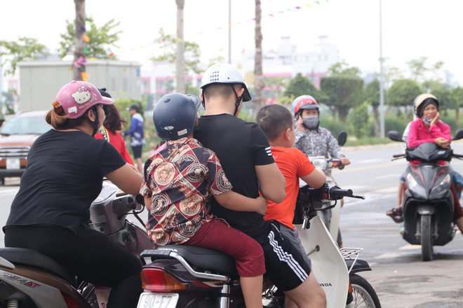 Công viên nước Thanh Hà tạm dừng hoạt động sau sự cố bé trai đuối nước, nhiều gia đình từ xa đến đành quay về-4